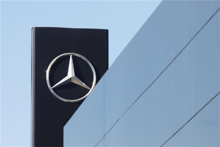 Die Mercedes-Benz-Aktie legt deutlich zu und erreicht ein Plus von 5 %. Erfahren Sie, welche Faktoren den Kursanstieg beflügelt haben.