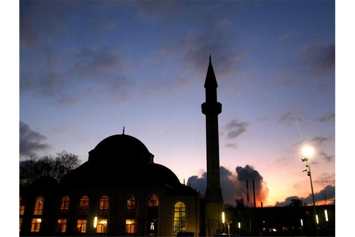 Die Merkez-Moschee in Duisburg-Marxloh wurde nach einer Bombendrohung geräumt, weiträumig abgesperrt und durchsucht. Foto: Roland Weihrauch