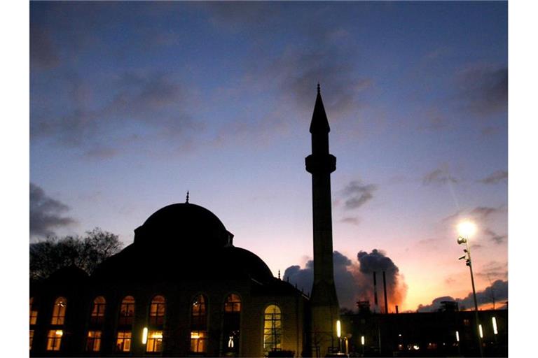 Die Merkez-Moschee in Duisburg-Marxloh wurde nach einer Bombendrohung geräumt, weiträumig abgesperrt und durchsucht. Foto: Roland Weihrauch