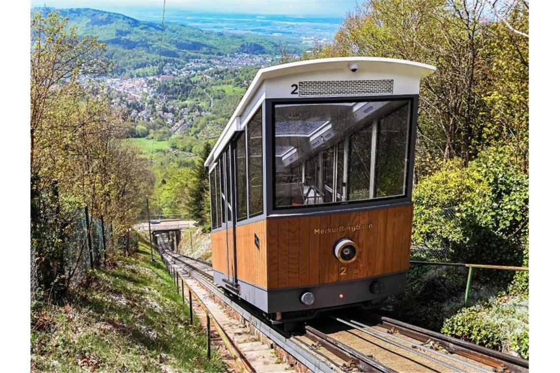 Merkurbergbahn in Baden-Baden hat neuen Look Die Merkurbergbahn fährt ihre Strecke den steilen Hang hinauf. Foto: Uli Deck/dpa