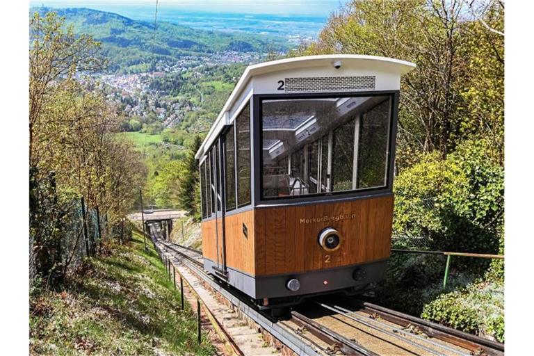 Die Merkurbergbahn fährt ihre Strecke den steilen Hang hinauf. Foto: Uli Deck/dpa