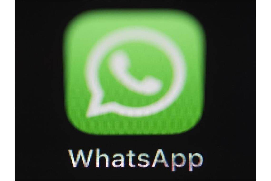 Die Messenger-App WhatsApp lässt sich auch über Browser auf einem Computer nutzen - für das BKA offenbar ein Einfallstor zum Mitlesen. Foto: Silas Stein/dpa