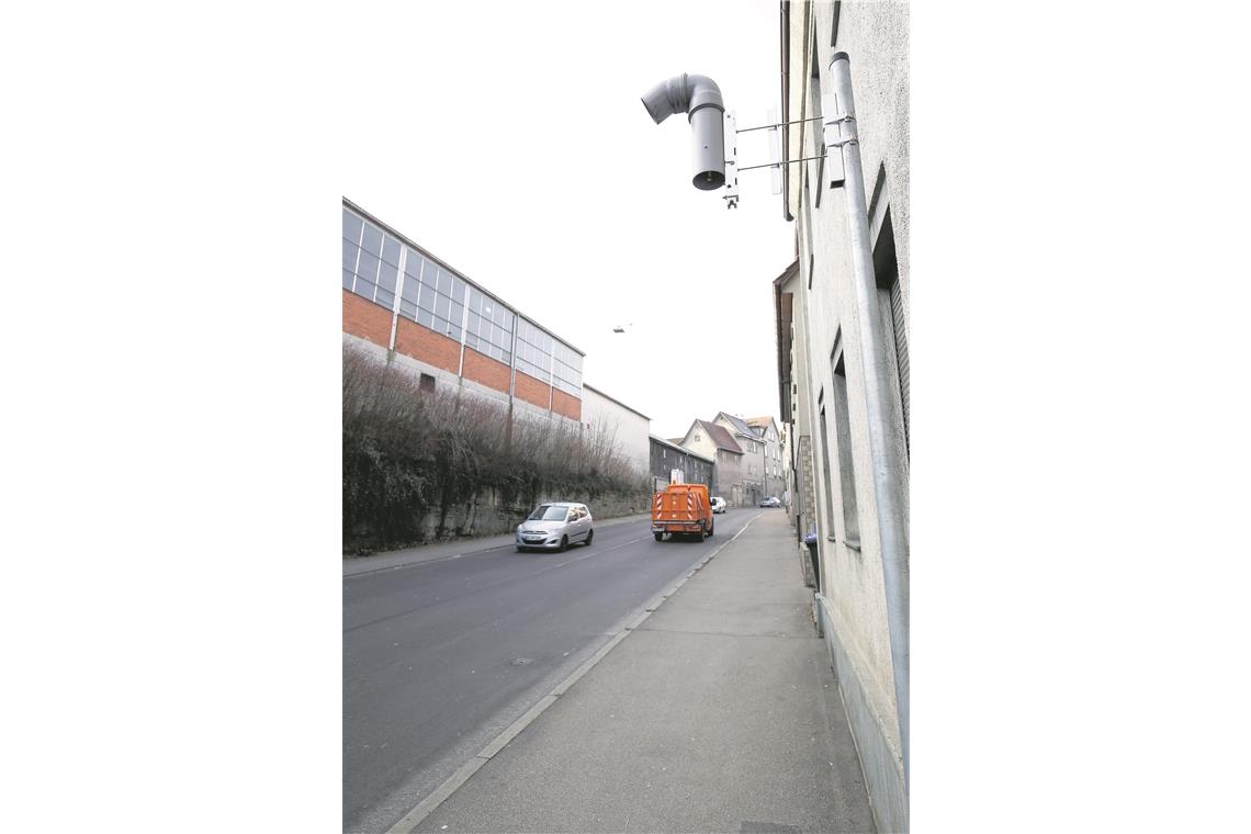 Die Messstation in der Eugen-Adolff-Straße hängt direkt am Fahrbahnrand. Ein Fahrradstreifen soll den Abstand zu den vorbeifahrenden Autos vergrößern. Foto: A. Becher