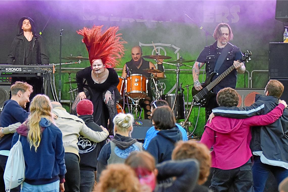 Die Metalband „Coven Call“ heizt dem Publikum auf dem Jugendfestplatz ein. Foto: Tobias Sellmaier