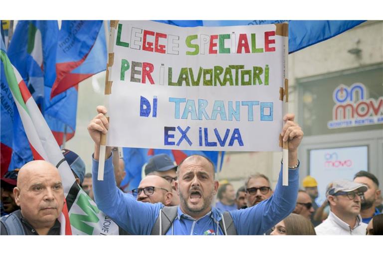 Die Metallarbeiter aus Tarent fürchten um ihre Existenz. Bei einem Protestmarsch im Oktober in Rom fordert dieser Mitarbeiter ein spezielles Gesetz für die Beschäftigten des Stahlwerks.