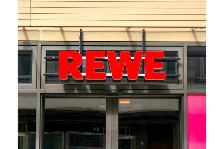 Die Mettwurst wurde unter anderem bei Rewe vertrieben.