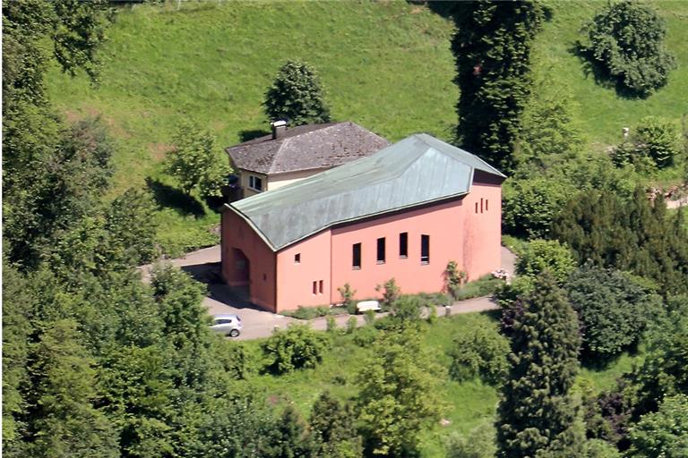 Die Michaelkirche und das Gemeindehaus liegen oberhalb der Villa Franck. Sie sollen nun samt Grundstück verkauft werden. Foto: Florian Muhl