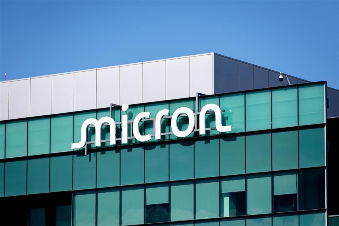 Die Micron-Aktie fällt um 5 %. Erfahren Sie, welche strategischen Entscheidungen des Unternehmens hinter diesem Rückgang stehen und wie Analysten die Zukunft bewerten.