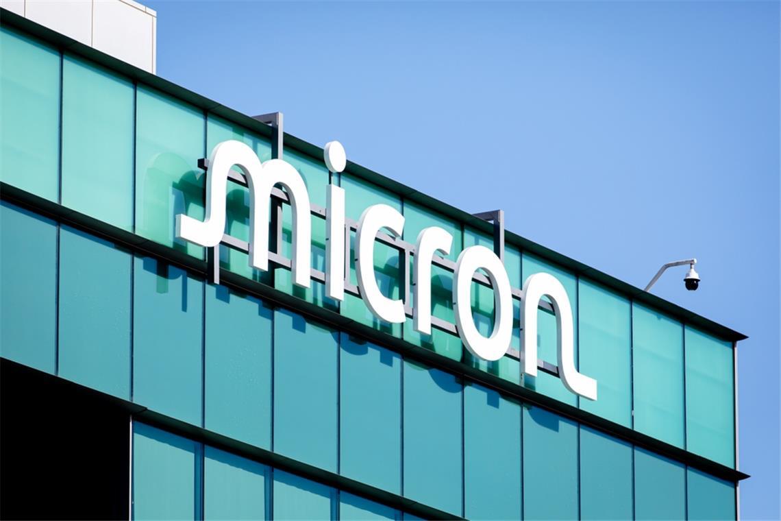 Die Micron-Aktie legt um 20 Prozent zu. Im Fokus stehen neue mehrjährige Lieferverträge und optimistische Analystenkommentare. Erfahren Sie, was den Kursanstieg antreibt und wie es weitergehen könnte.