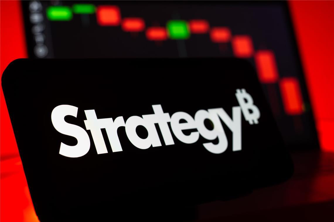 Die MicroStrategy-Aktie fällt um 8 Prozent auf 116 Euro. Erfahren Sie, wie der Bitcoin-Kursrückgang und die Kapitalbeschaffung die Aktie belasten.