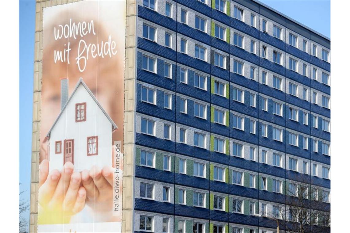 Bundesregierung verlängert Mietpreisbremse und bessert nach Die Mietpreisbremse hatte einige Schwachstellen - und wirkte deshalb anfangs kaum. Jetzt bessert die Bundesregierung erneut nach. Einige Mieter können sich auf hohe Erstattungen freuen - wenn der Bundestag zustimmt. Foto: Jan Woitas/zb/dpa