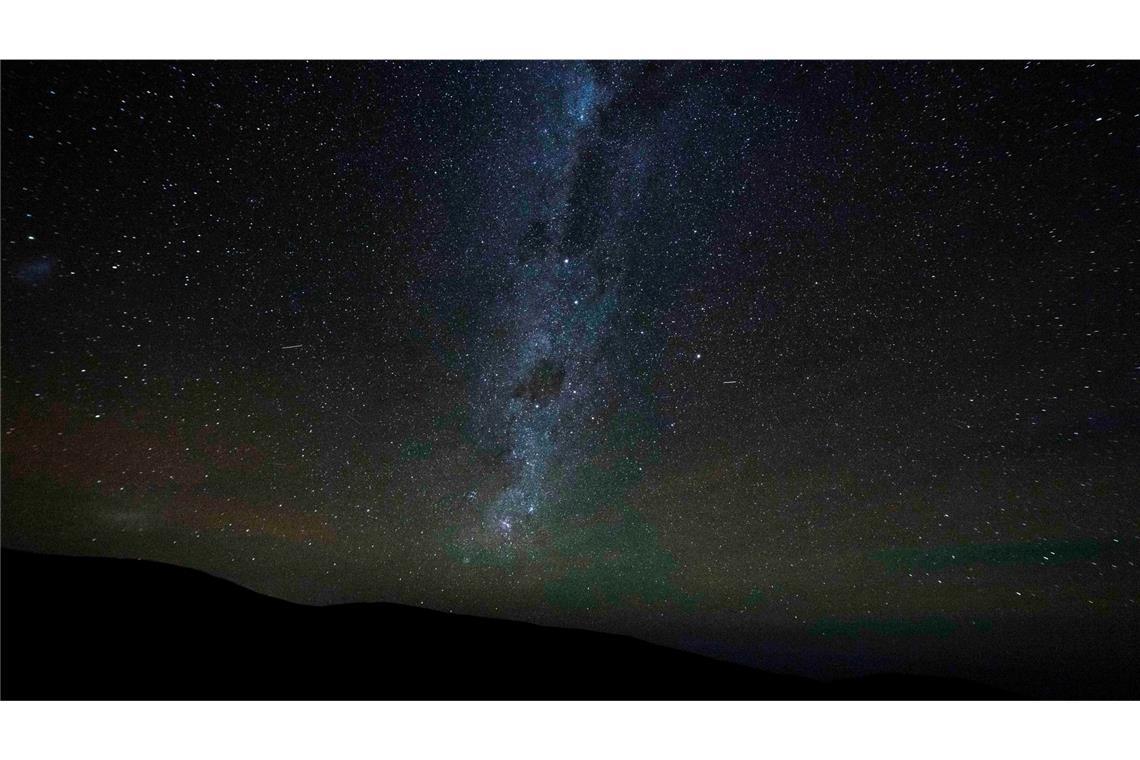 Die Milchstraße erstreckt sich über den Nachthimmel - hier von der Atacama-Wüste aus gesehen. (Archivbild)