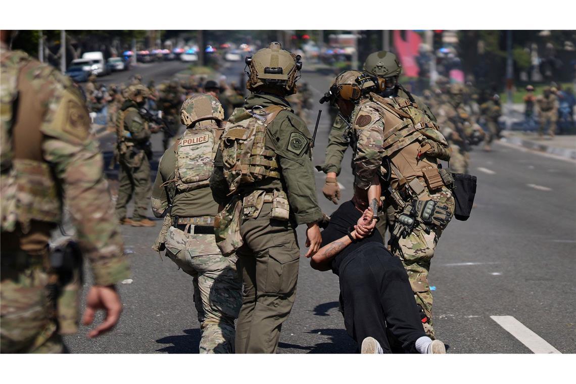 Die militärisch anmutenden Sicherheitskräfte des Bundes nehmen Demonstranten fest.