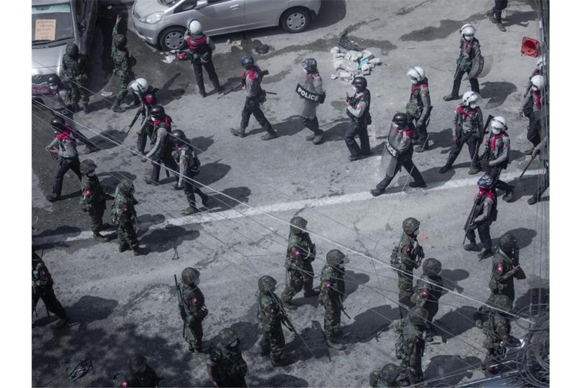 Junta-Massaker in Myanmar: Elf Zivilisten lebendig verbrannt Die Militärjunta in Myanmar geht mit größter Grausamkeit gegen die eigene Bevölkerung vor. Foto: Aung Kyaw Htet/SOPA Images via ZUMA Wire/dpa/Archiv