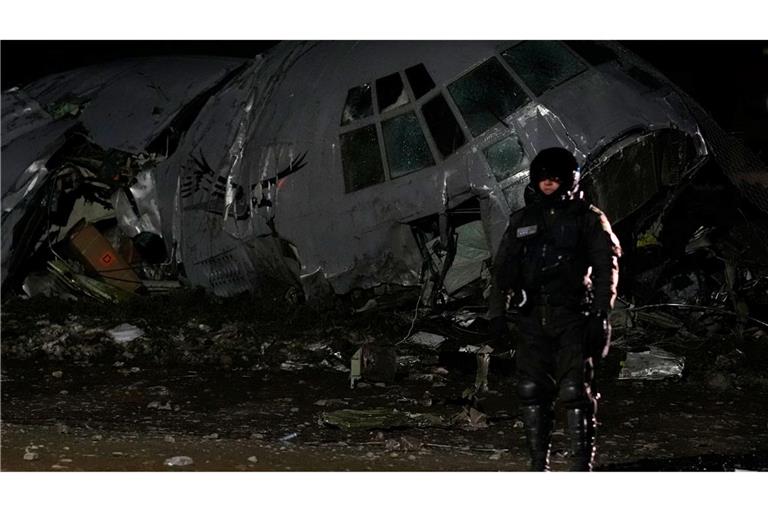 Die Militärmaschine der bolivianischen Luftwaffe sei von der Start- und Landebahn abgekommen.