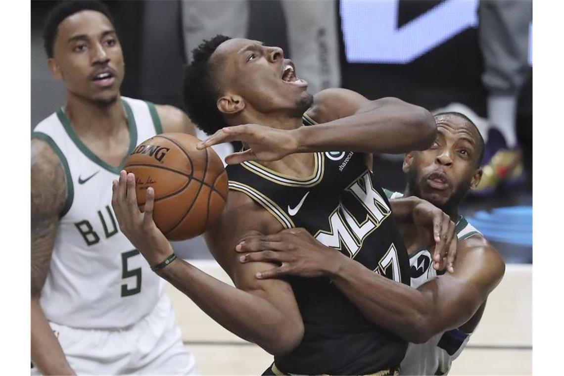 Phoenix Suns und Milwaukee Bucks spielen um NBA-Titel Die Milwaukee Bucks (weiße Trikots) setzten sich auf dem Weg in die NBA-Finals gegen die Atlanta Hawks durch. Foto: Curtis Compton/Atlanta Journal-Constitution/AP/dpa