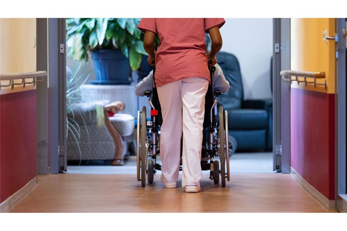 Die Mindestlöhne in der Altenpflege sollen ab Sommer nächsten Jahres schrittweise ansteigen. (Archivbild)