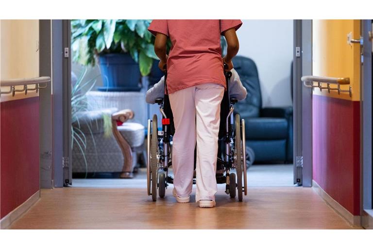 Die Mindestlöhne in der Altenpflege sollen ab Sommer nächsten Jahres schrittweise ansteigen. (Archivbild)