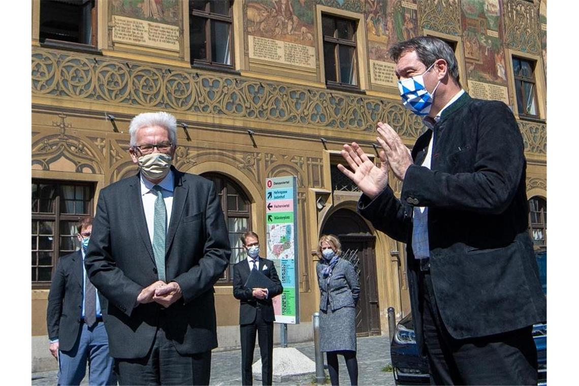 Die Mininsterpräsidenten Winfried Kretschmann (Die Grünen) und Markus Söder (CSU). Foto: Stefan Puchner/dpa