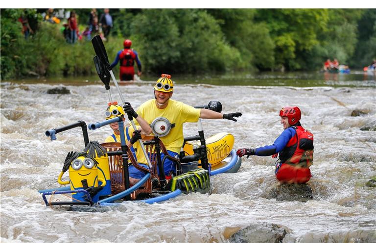 Die Minions auf großer Fahrt im Jahr 2014: Mit viel Liebe zum Detail gestalten Henry Haußner (hinten) und sein Team jedes Jahr ein neues Boot. Das soll nicht nur schön aussehen, sondern auch den Felsbrocken in der Murr standhalten. Archivfoto: Alexander Becher