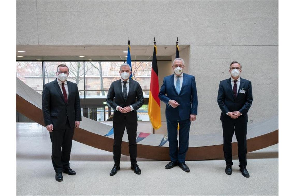 Innenminister wollen Beschlüsse präsentieren Die Minister stehen bei der Innenministerkonferenz (IMK) für ein Gruppenfoto beieinander. Foto: Bernd Weißbrod/dpa