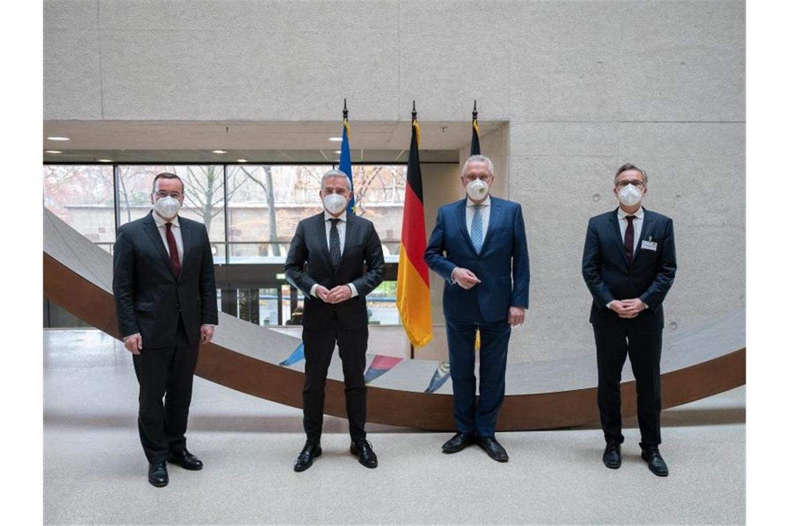 Die Minister stehen bei der Innenministerkonferenz (IMK) für ein Gruppenfoto beieinander. Foto: Bernd Weißbrod/dpa