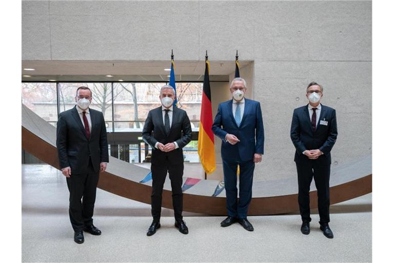 Die Minister stehen bei der Innenministerkonferenz (IMK) für ein Gruppenfoto beieinander. Foto: Bernd Weißbrod/dpa