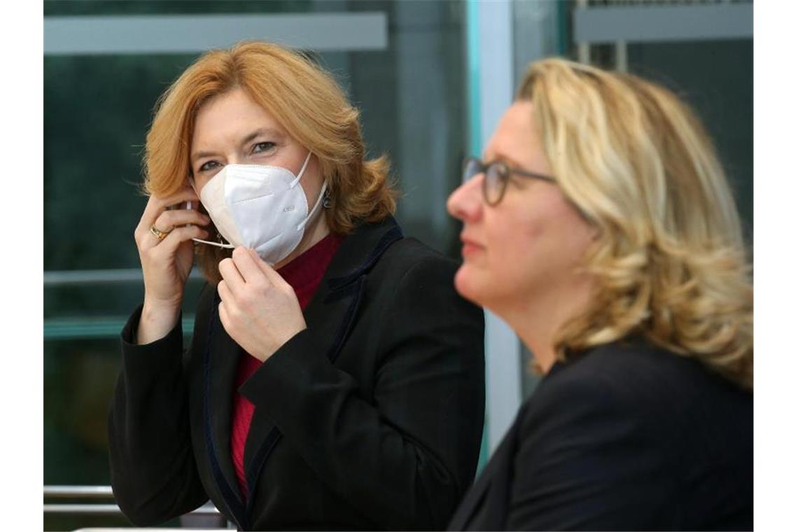 Die Ministerinnen Julia Klöckner (l) und Svenja Schulze stellen die Beschlüsse der Bundesregierung zum Insektenschutz vor. Foto: Wolfgang Kumm/dpa