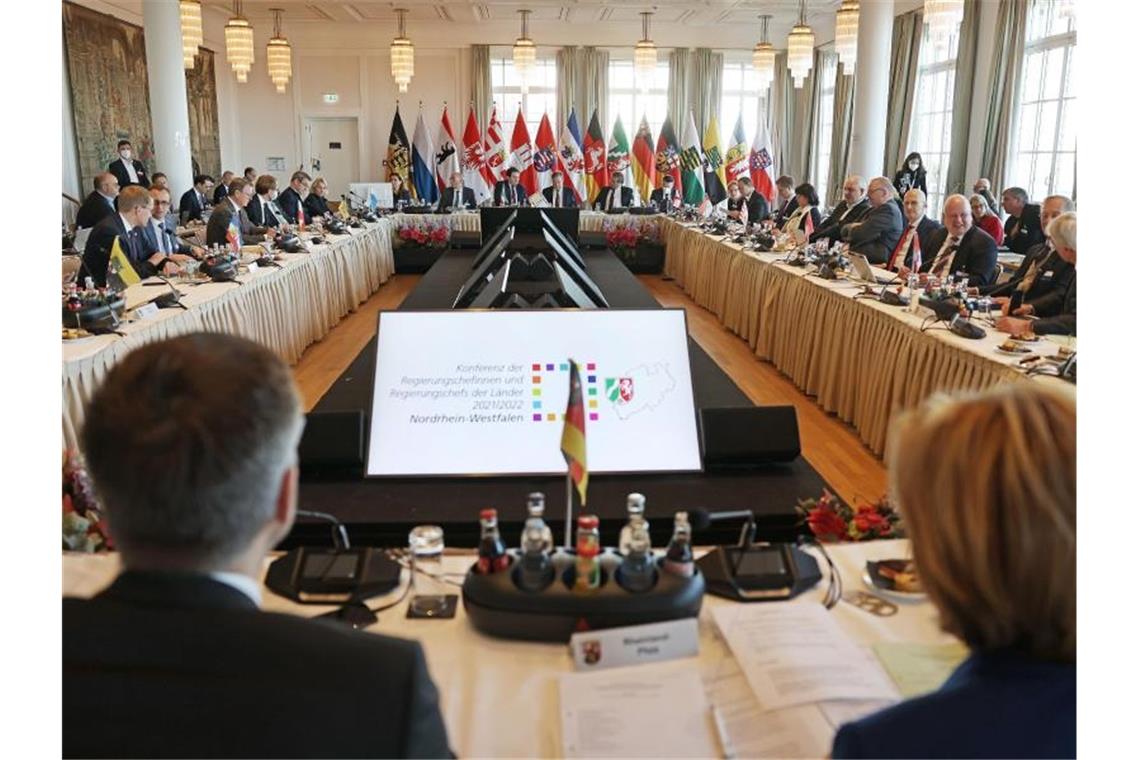 Der bange Blick des Sports auf den Corona-Gipfel Die Ministerpräsidenten der Bundesländer sitzen am Konferenztisch zusammen. Zu den Hauptthemen der MPK zählt der Umgang mit der Pandemie. Foto: Oliver Berg/dpa-Pool/dpa