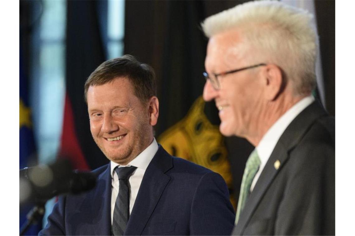 Sachsen und Baden-Württemberg wollen Partnerschaft ausbauen Die Ministerpräsidenten Michael Kretschmer (CDU, l.) und Winfried Kretschmann (Grüne). Foto: Robert Michael/dpa-Zentralbild/dpa