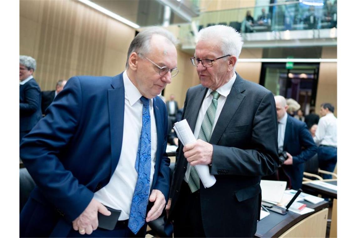 Die Ministerpräsidenten Reiner Haseloff (l, CDU) und Winfried Kretschmann (Bündnis 90/Die Grünen). Foto: Kay Nietfeld/dpa/Archivbild