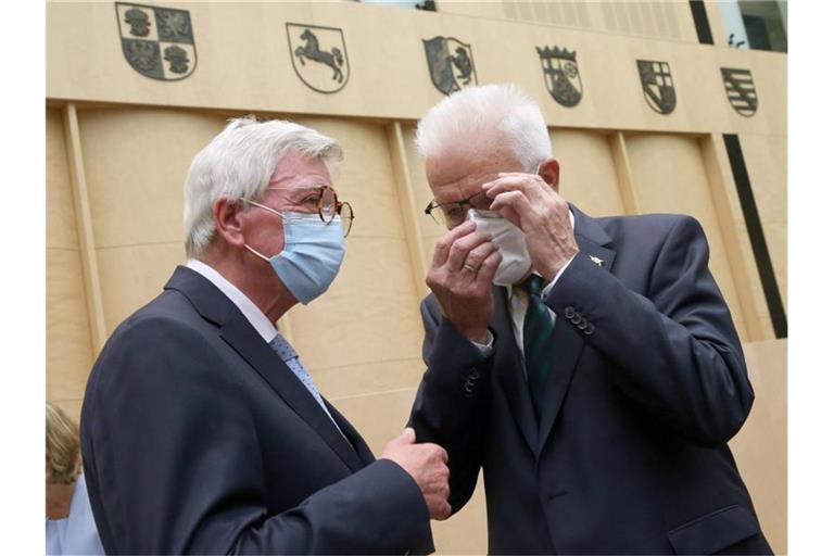 Die Ministerpräsidenten Volker Bouffier (CDU, l), und Winfried Kretschmann (Bündnis 90/Die Grünen). Foto: Wolfgang Kumm/dpa