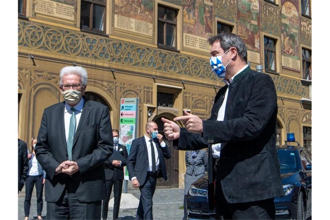 Die Ministerpräsidenten Winfried Kretschmann (Bündnis 90/Die Grünen, l) und Markus Söder (CSU). Foto: Stefan Puchner/dpa