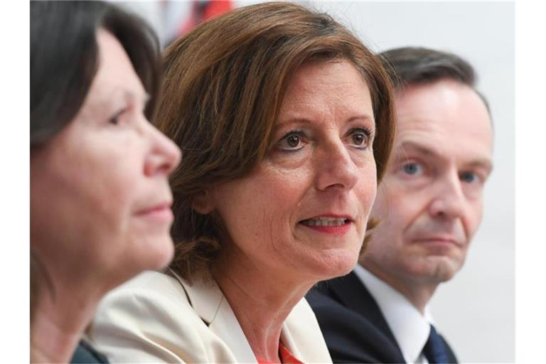 Die Ministerpräsidentin von Rheinland-Pfalz, Malu Dreyer (m.), Wirtschaftsminister Volker Wissing (r.) und Umweltministerin Ulrike Höfken. Foto: Arne Dedert/dpa