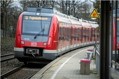 Die Misere auf den Schiene hat die Kreisräte sehr erbost. Archivfotos: Alexander Becher