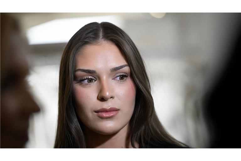 Die Miss Finnland Sarah Dzafce verliert wegen eines Rassismus-Skandals ihren Titel.