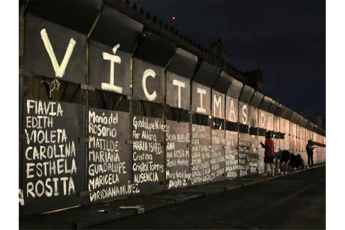 Die mit den Namen ermordeter Frauen bemalten Metallbarrieren des Nationalpalastes in Mexiko-Stadt. Foto: El Universal/El Universal via ZUMA Wire/dpa