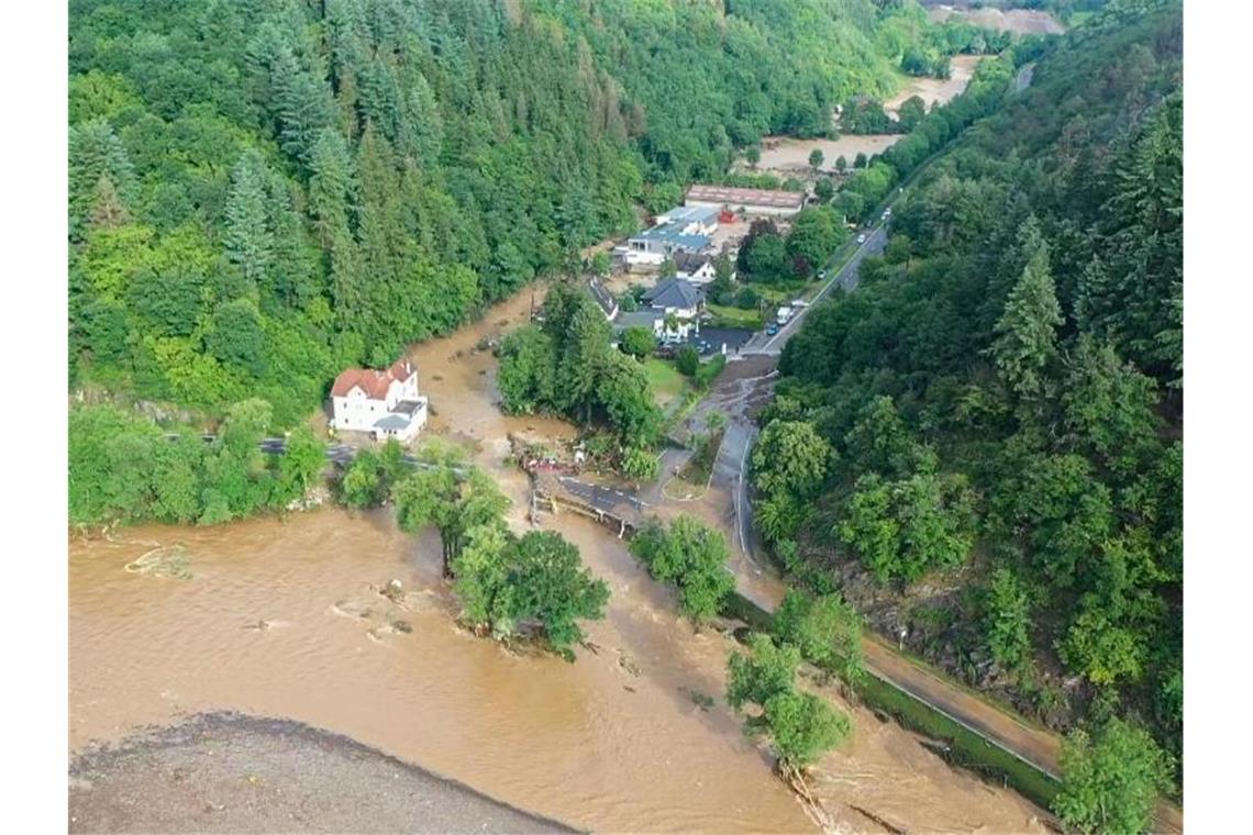 Die mit einer Drohne gefertigte Aufnahme zeigt die Verwüstungen die das Hochwasser der Ahr in dem Eifel-Ort Schuld angerichtet hat. Hier waren in der Nacht sechs Häuser eingestürzt. Foto: Christoph Reichwein/TNN/dpa