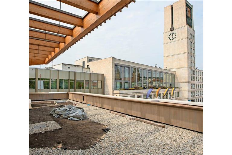 Die mit Holz verkleidete Dachterrasse wird jetzt begrünt – bis zur Eröffnung im September soll alles fertig sein.