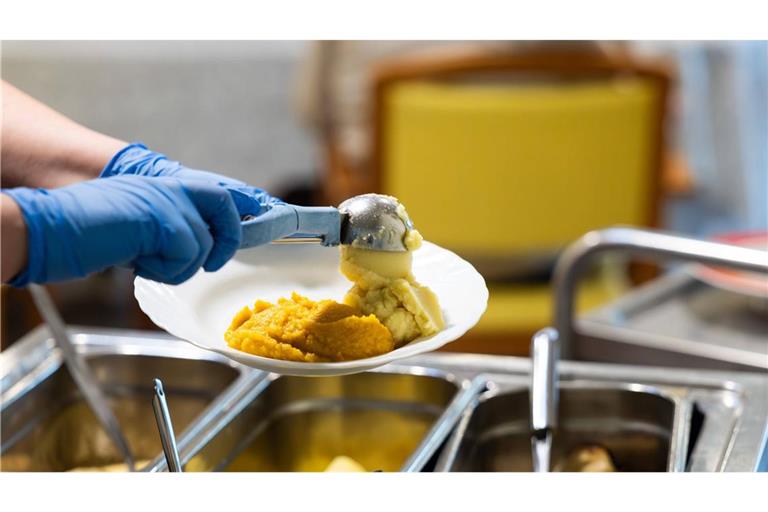 Die Mitarbeit bei der Essensausgabe und anderen Aufgaben im Seniorenheim war eine klassische Tätigkeit für „Zivis“.