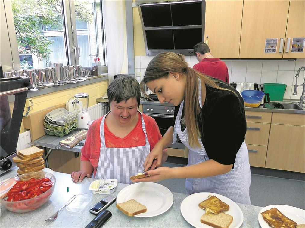 In der Küche wird geschnippelt und gekocht