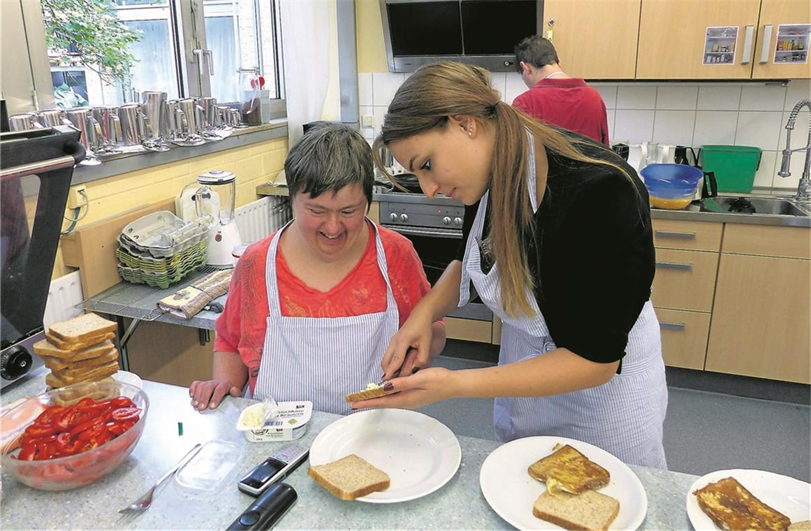 In der Küche wird geschnippelt und gekocht Die Mitarbeit in der Küche ist für die Klienten in den Förder- und Betreuungsgruppen der Paulinenpflege ein Highlight. Jeder kann nach seinen Fähigkeiten und Interessen helfen. Foto: privat