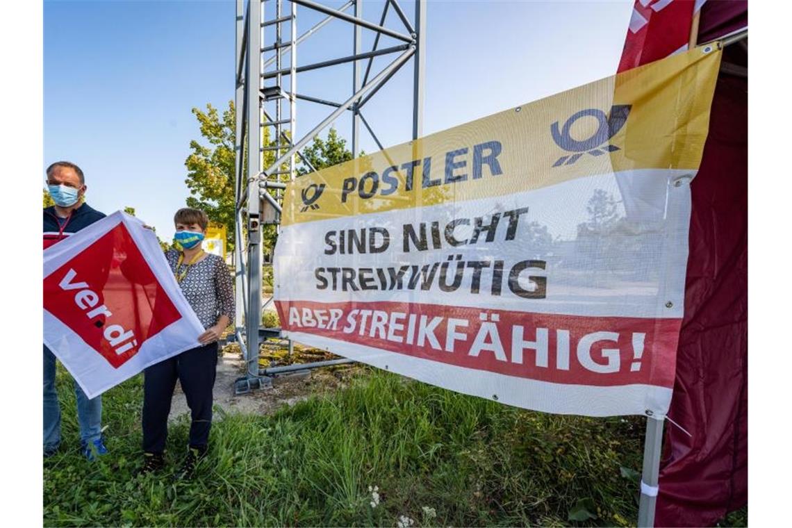 Die Mitarbeiter der Post werden bei ihren Forderungen nach mehr Lohn von Verdi unterstützt. Foto: Armin Weigel/dpa