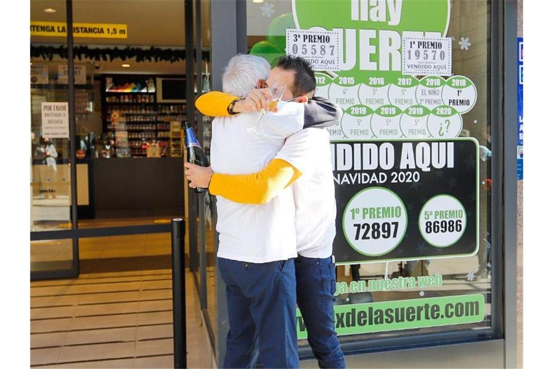Jesuskind-Lotterie bringt coronageplagten Spaniern Geldregen Die Mitarbeiter einer Lotto-Annahmestelle in O Porriño feiern den Verkauf des Gewinnloses. Foto: Marta Vázquez Rodríguez/EUROPA PRESS/dpa