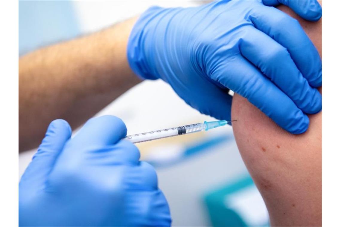 KV: Corona-Impfungen in 11 000 Südwest-Praxen möglich Die Mitarbeiterin einer Klinik wird gegen Corona geimpft. Foto: Sven Hoppe/dpa/Symbolbild