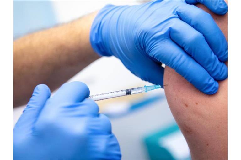 Die Mitarbeiterin einer Klinik wird gegen Corona geimpft. Foto: Sven Hoppe/dpa/Symbolbild