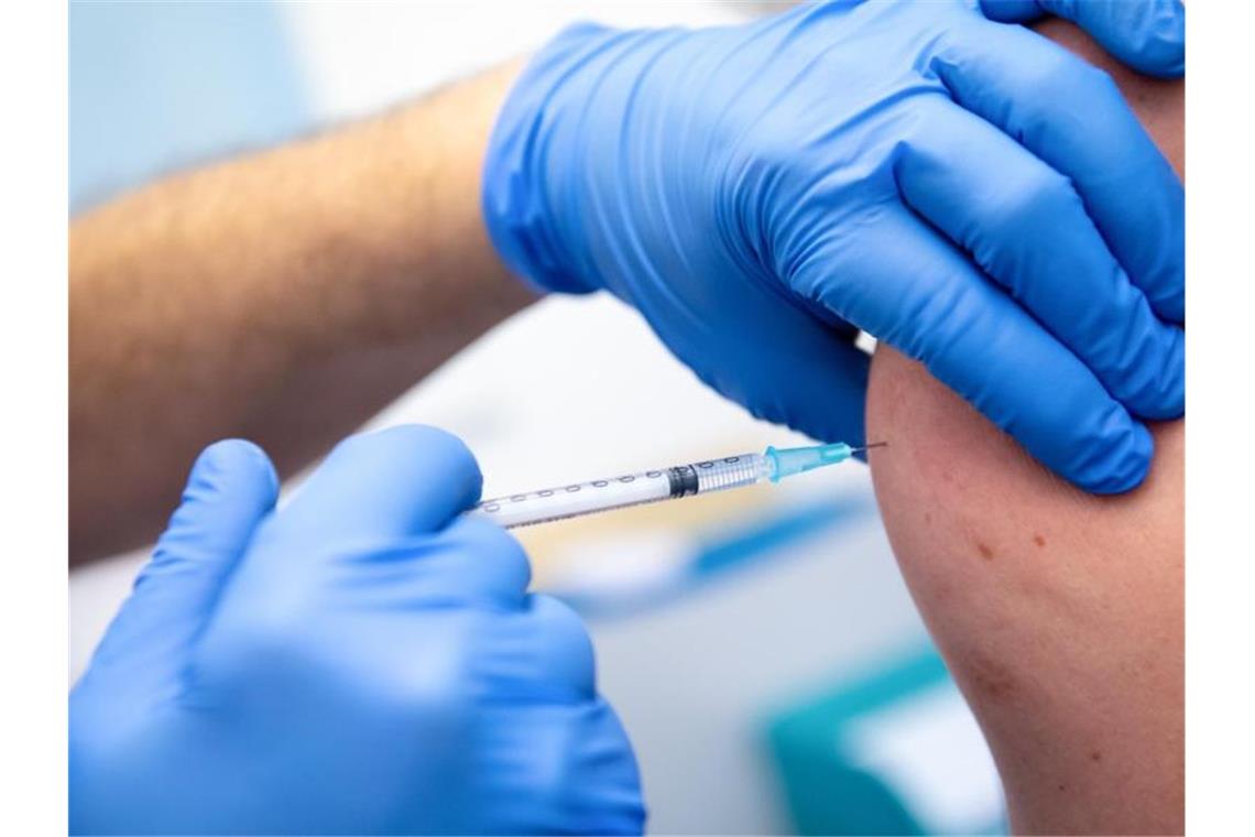 Die Mitarbeiterin einer Klinik wird gegen Corona geimpft. Foto: Sven Hoppe/dpa/Symbolbild