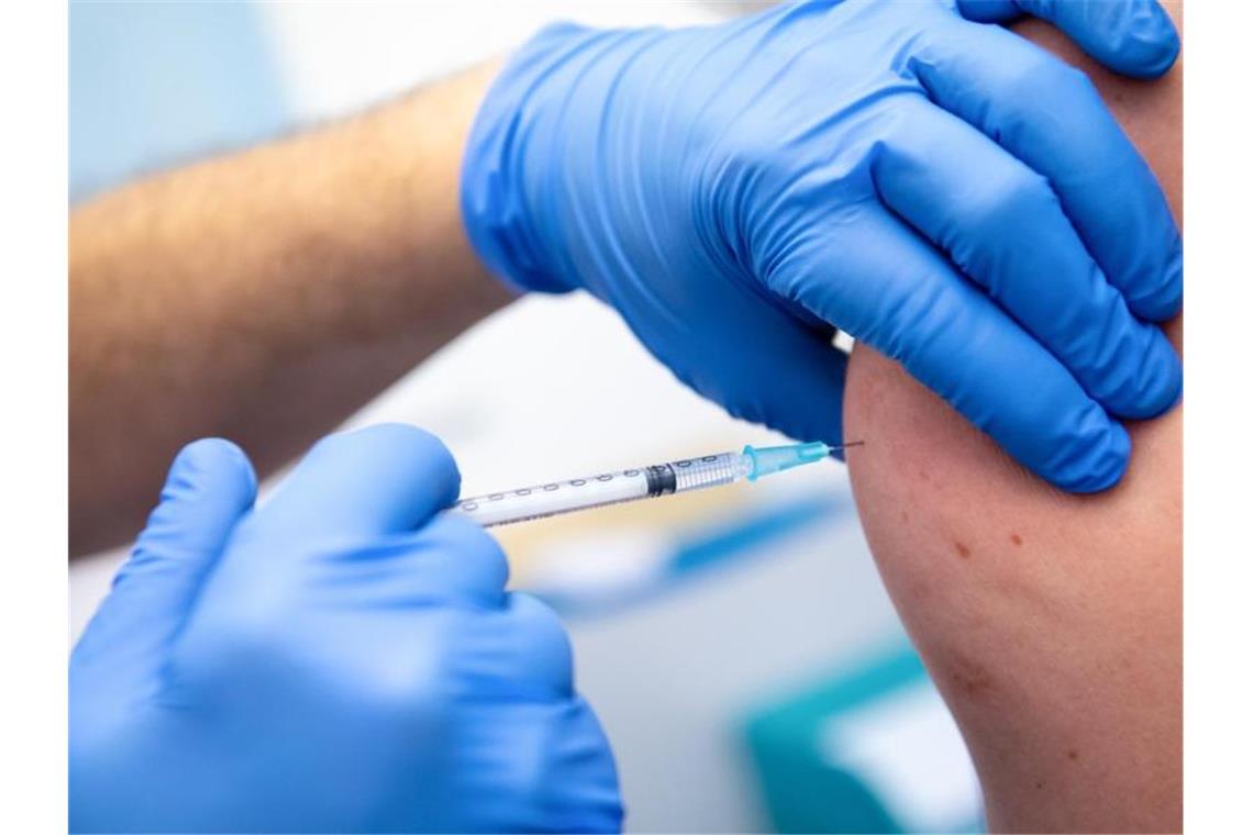 Die Mitarbeiterin einer Klinik wird gegen Corona geimpft. Foto: Sven Hoppe/dpa/Symbolbild