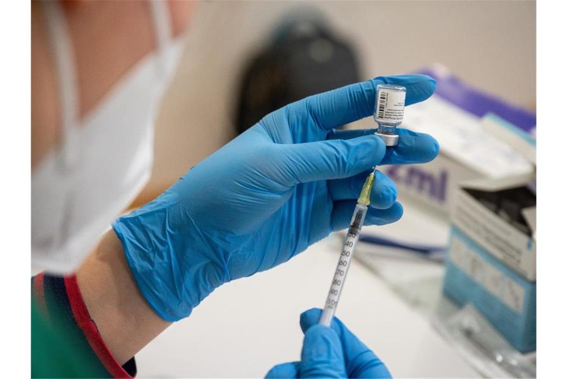 31 weitere Impfstützpunkte im Südwesten können öffnen Die Mitarbeiterin eines Impfteams bereitet eine Spritze mit einem Impfstoff gegen das Coronavirus vor. Foto: Sebastian Gollnow/dpa/Symbolbild