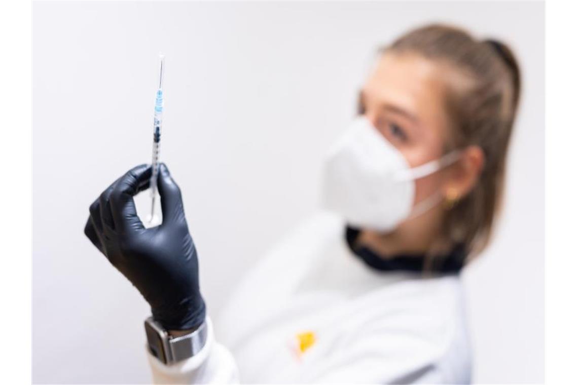 Lucha erfreut über Entscheidung zu Pflege-Impfpflicht Die Mitarbeiterin eines Impfzentrums hält eine Spritze mit einem Impfstoff gegen Corona in der Hand. Foto: Moritz Frankenberg/dpa/Symbolbild